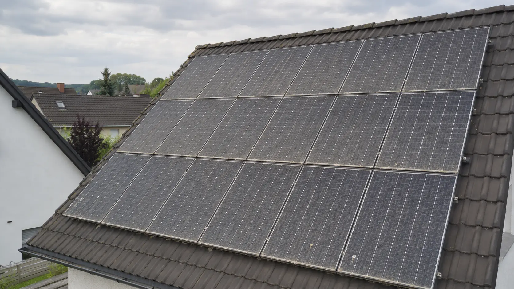 Photovoltaik vor der Reinigung – beispielhafte Darstellung